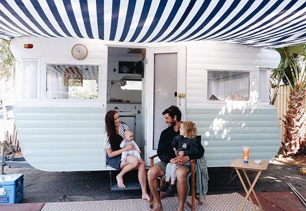 Casal transforma trailer abandonado em incrível moradia sobre rodas para viajar com as filhas