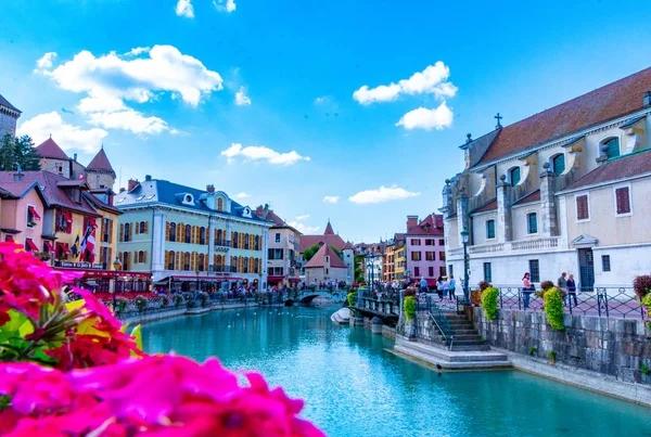 Descubra a Encantadora Annecy: A Veneza dos Alpes Franceses